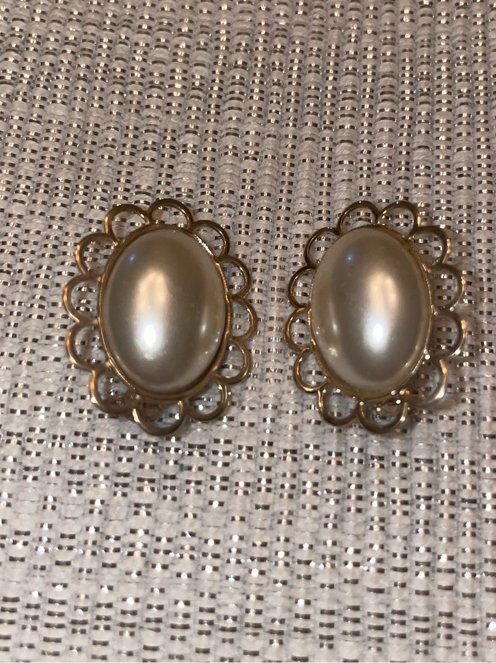 Set of two Vintage Pearl Oval gold brooch.
